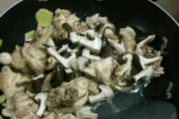 香菇炖鸡腿的做法图解4