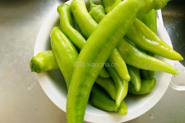 虎皮酿肉尖椒的做法图解1