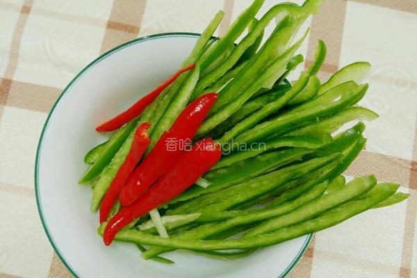干煸苦瓜青椒的做法图解3