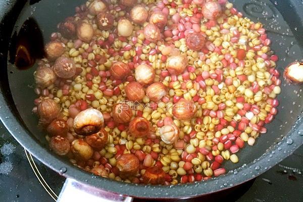 薏米红豆莲子粥的做法图解3