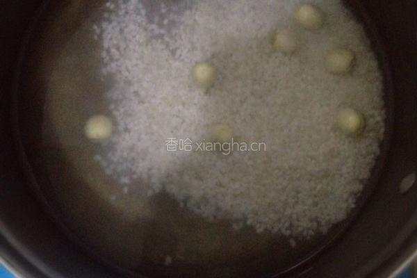 糯米银耳莲子粥的做法图解2
