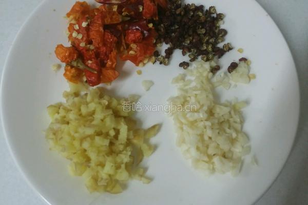 爆炒香辣牛蛙的做法图解2