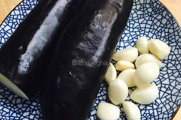 蒜蓉拌茄子的做法图解1