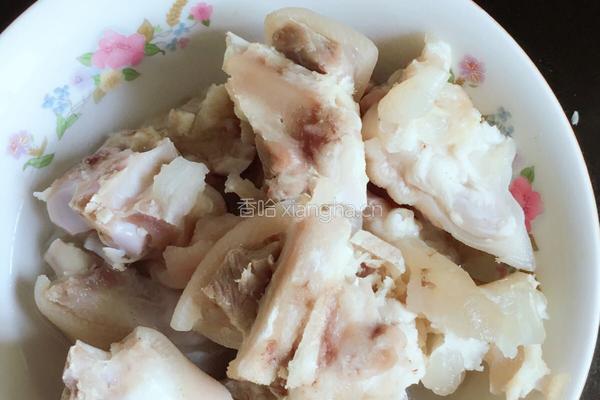猪脚炖黄豆的做法图解1