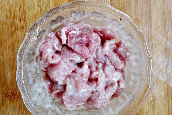腐竹木耳炒肉的做法图解4