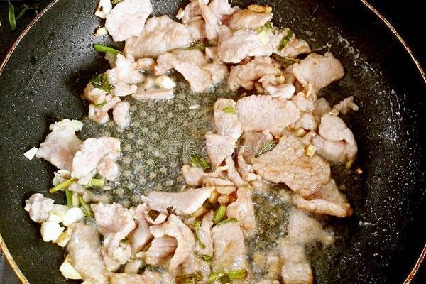 腐竹木耳炒肉的做法图解9