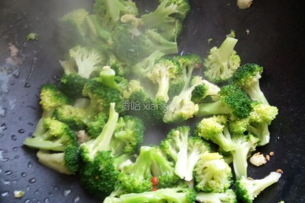 西兰花炒胡萝卜的做法图解4