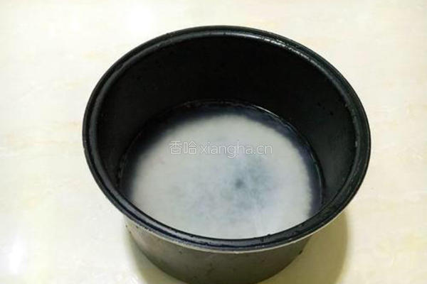 黄瓜肉末粥的做法图解2