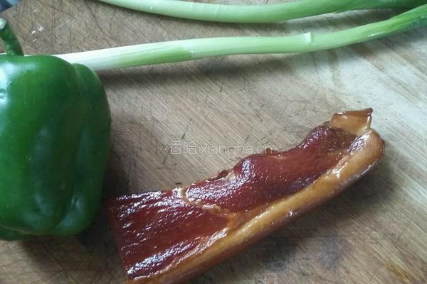 青椒蒜苗炒腊肉的做法图解1