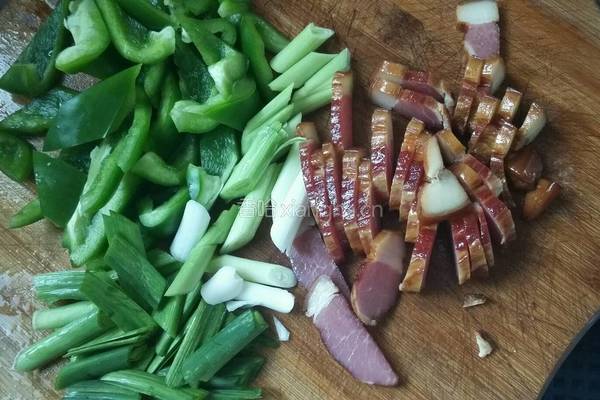 青椒蒜苗炒腊肉的做法图解2