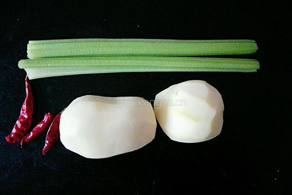 芹菜炒土豆丝的做法图解1