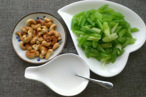 腰果百合炒芹菜的做法图解4