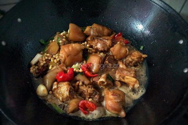 冰糖黄豆炖猪脚的做法图解6