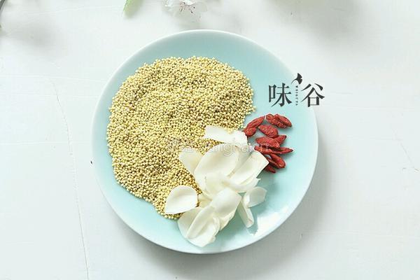 小米百合粥的做法图解1