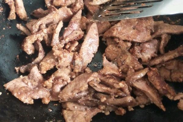 芹菜炒猪肝的做法图解1