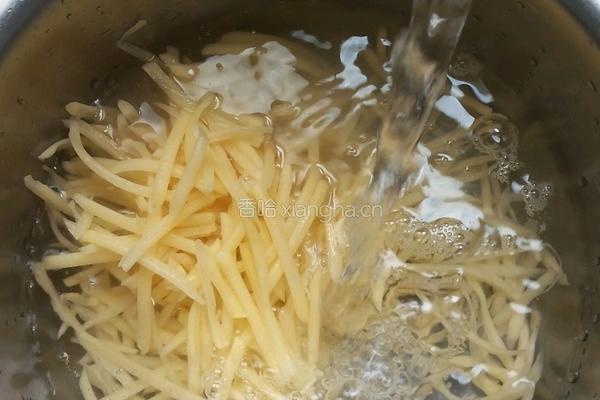 土豆丝炒肉的做法图解2