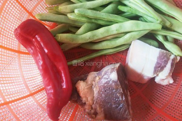 红椒四季豆炒腊肉的做法图解1