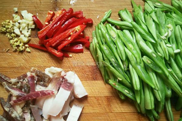 红椒四季豆炒腊肉的做法图解3