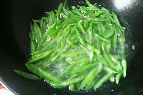 红椒四季豆炒腊肉的做法图解4