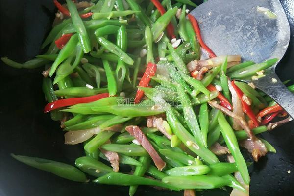 红椒四季豆炒腊肉的做法图解8