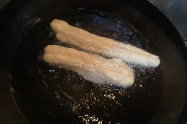 自制家庭无矾碱油条的做法图解12