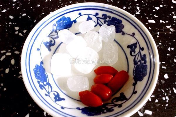 雪梨银耳汤的做法图解2