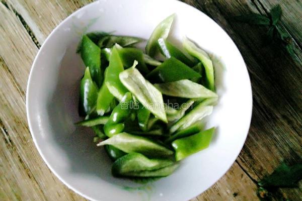 青椒炒鸡蛋火腿片的做法图解3