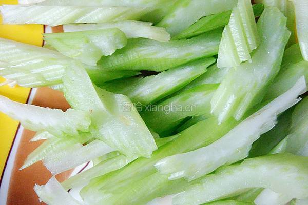 牛肉香菇炒芹菜的做法图解1