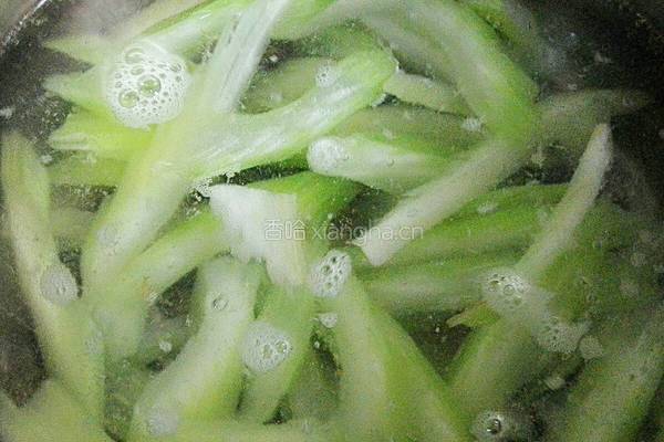 西芹木耳白玉菇的做法图解2