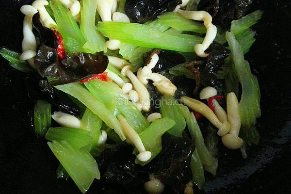 西芹木耳白玉菇的做法图解8