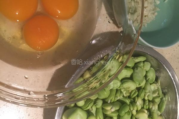 蚕豆炒鸡蛋的做法图解1