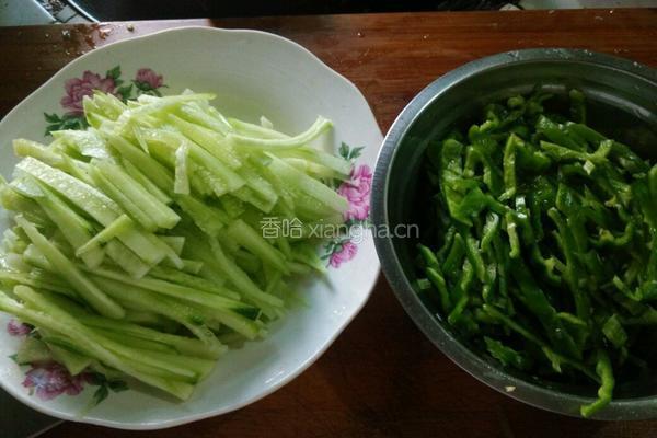 青椒黄瓜丝的做法图解1
