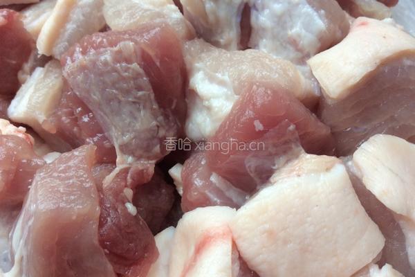 板栗红烧肉的做法图解1
