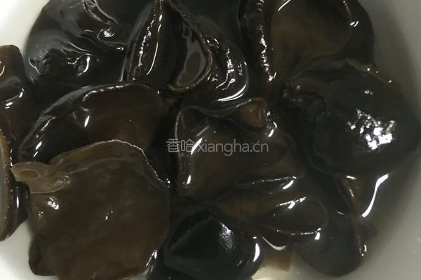 黑木耳炒山药的做法图解3