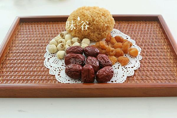 桂园莲子银耳糖水的做法图解1