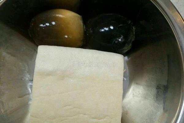 凉拌皮蛋豆腐的做法图解2