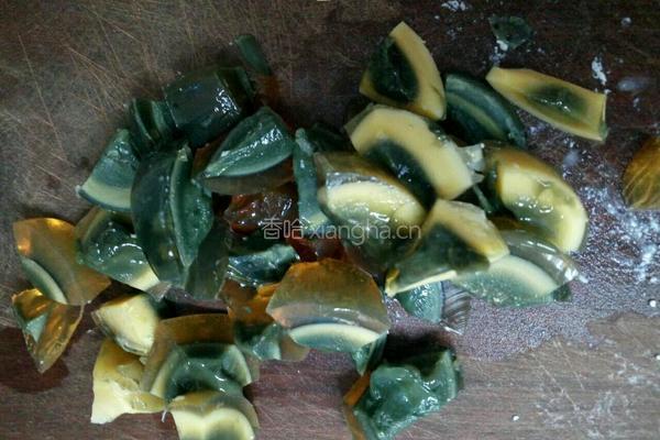 凉拌皮蛋豆腐的做法图解4