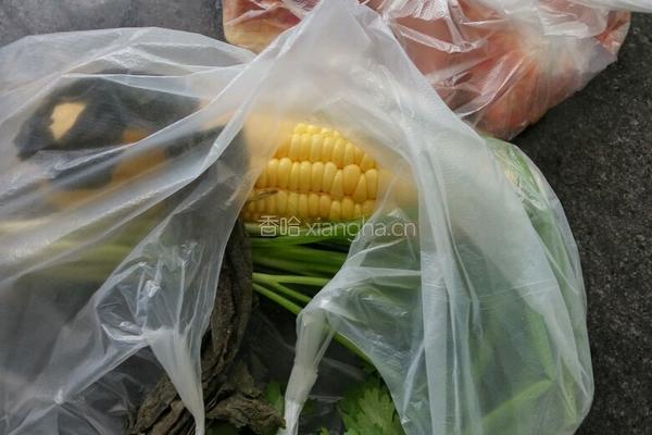 排骨炖玉米的做法图解1