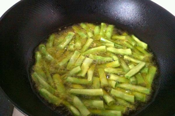 酱香肉末四季豆的做法图解2
