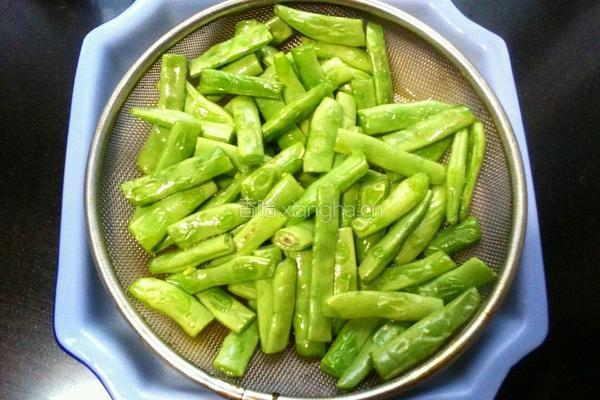 酱香肉末四季豆的做法图解3