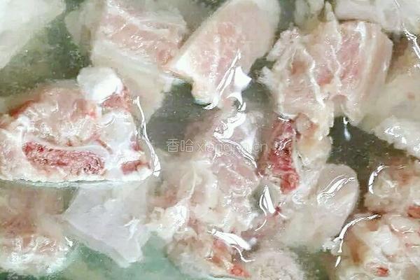 排骨炖海带的做法图解1