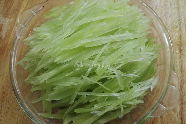 爽口莴笋丝的做法图解3