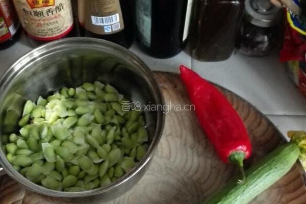 丝瓜炒毛豆的做法图解1
