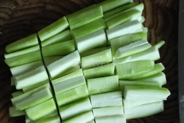 丝瓜炒毛豆的做法图解3