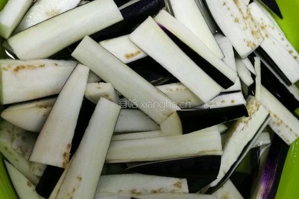 肉末咸鱼茄子煲的做法图解2