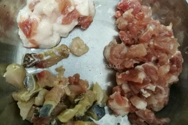 肉末咸鱼茄子煲的做法图解1