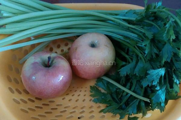 芹菜汁的做法图解1