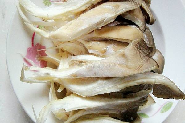 莴苣炒平菇的做法图解1