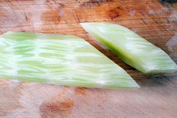 莴苣炒平菇的做法图解2