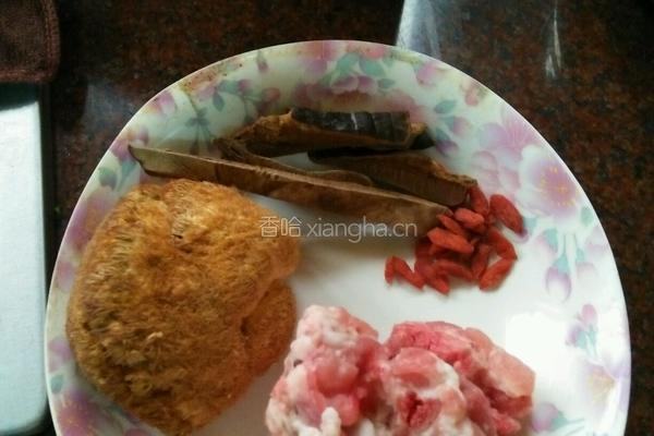猴头菇炖排骨的做法图解1